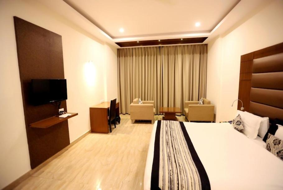 Hotel Krishna Palace Ayodhya Eksteriør bilde